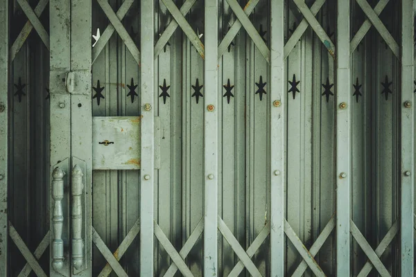 A porta de aço enferrujado com fundo de bloqueio tom vintage . — Fotografia de Stock