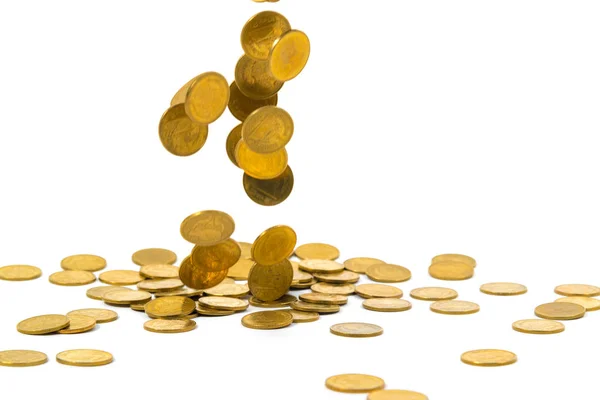 Vallende gouden munten geld geïsoleerd op de witte achtergrond, beh — Stockfoto