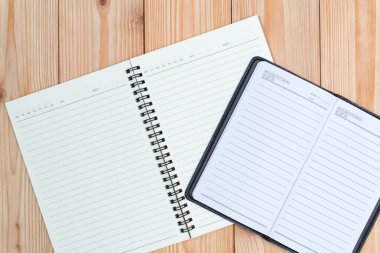 Kopya alanı görünümle ahşap masa üstü dizüstü.