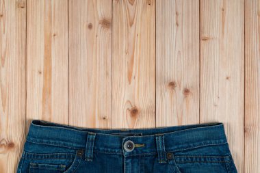 Sert ahşap tabl yıpranmış kot pantolon ya da kot denim koleksiyonunda