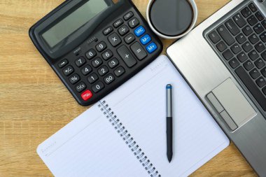 Dizüstü bilgisayar ya da dizüstü bilgisayar, hesap makinesi ve kahve wor üzerinde