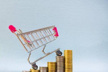 Adım yığınlar ve alışveriş sepeti ya da süpermarket arabası /