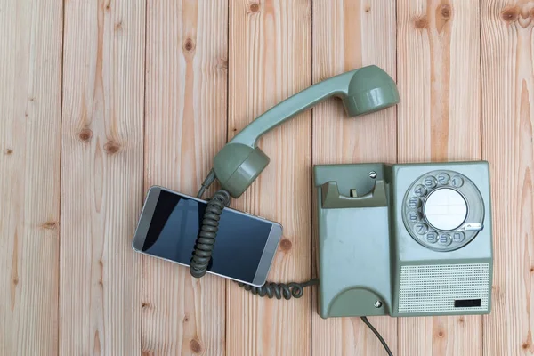 Retro döner telefon veya vintage telefon kablosu ve yeni hücre ile 