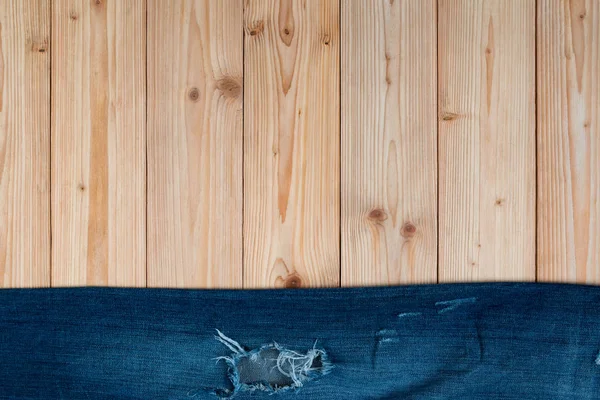 Vaqueros deshilachados o colección de vaqueros azules en tabla de madera rugosa — Foto de Stock