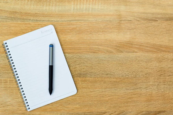 Defter kalem kopya alanı görünümle ahşap masa üstü ile.