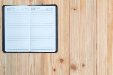 Kopya alanı görünümle ahşap masa üstü dizüstü.