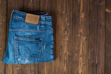 Kaba kara tahta günü yıpranmış kot pantolon ya da kot denim koleksiyonu