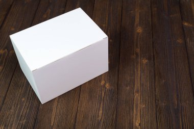 Boş beyaz hediye kutusu veya tepsi için sahte kadar koyu ahşap wi masa