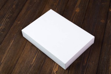Boş beyaz hediye kutusu veya tepsi için sahte kadar koyu ahşap wi masa