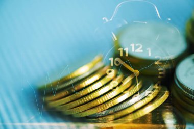 Madeni para yığınları ile çalar saat finansal grafiği çift pozlama 