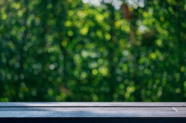 Boş bir tablo ile taze yeşil soyut bulanık tre top ahşap masa