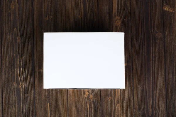Caja de regalo o bandeja blanca vacía para maqueta en mesa de madera oscura wi — Foto de Stock