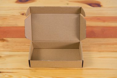 Ahşap tablo kopya alanı boş kahverengi karton kutu.