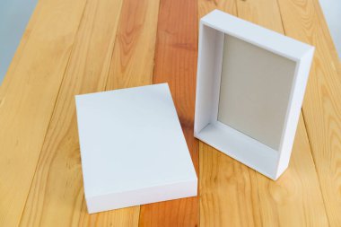 Kopya alanı ile ahşap masa boş beyaz hediye.