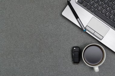 Dizüstü bilgisayar ya da dizüstü bilgisayar ve bir fincan kahve renk gri m