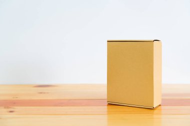 Ahşap tablo kopya alanı boş kahverengi karton kutu.