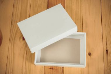 Kopya alanı ile ahşap masa boş beyaz hediye.