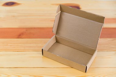 Ahşap tablo kopya alanı boş kahverengi karton kutu.