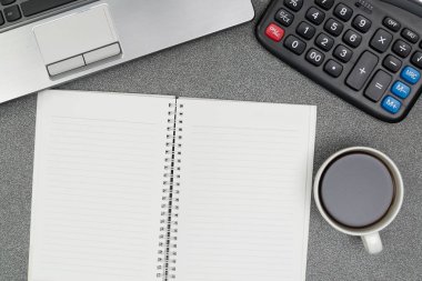 Dizüstü bilgisayar ya da dizüstü bilgisayar, hesap makinesi ve kahve wor üzerinde