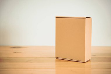 Ahşap tablo kopya alanı boş kahverengi karton kutu.