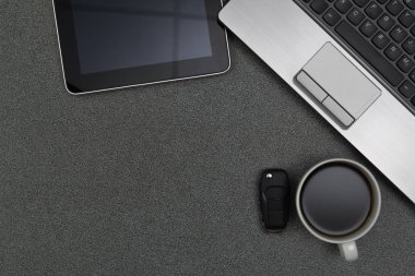 Dizüstü bilgisayar ya da defter, not defteri ve çalışma üzerinde kahve