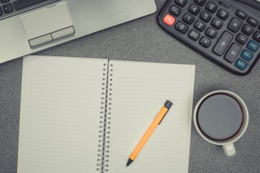 Dizüstü bilgisayar ya da dizüstü bilgisayar, hesap makinesi ve kahve wor üzerinde