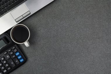 Dizüstü bilgisayar ya da dizüstü bilgisayar, hesap makinesi ve kahve wor üzerinde