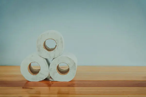 Papírové bílé tkáně nebo toaletní papír na dřevěný stůl nad bílé w — Stock fotografie