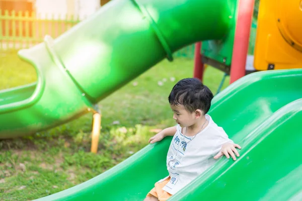 Pequeño Asiático Niño Jugando Diapositiva Patio Recreo — Foto de Stock