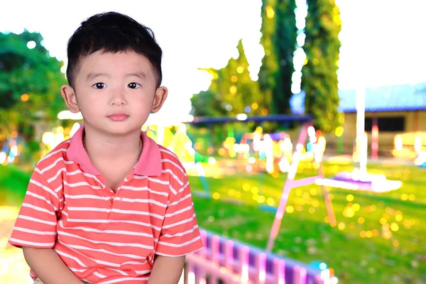 การเปิดเผยสองครั้งของเด็กชายเอเชียมีความสุขเล็ก ๆ น้อย ๆ ยิ้มบนภาพเบลอของ — ภาพถ่ายสต็อก