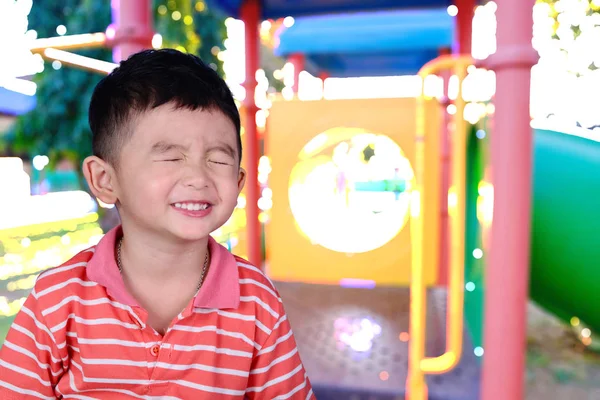 Doble exposición de pequeño asiático feliz chico sonrisa en borrosa imagen de — Foto de Stock