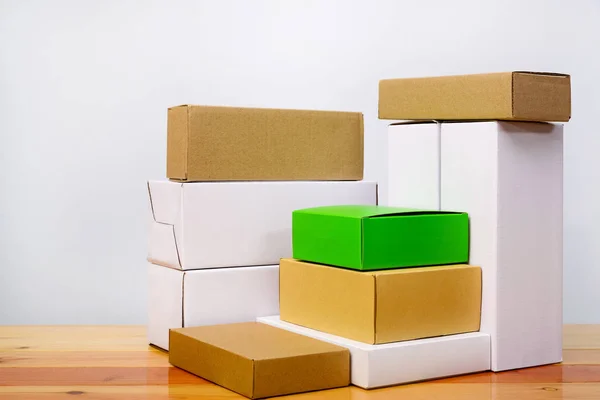 Sekelompok kotak kardus berbeda warna dan ukuran, tumpukan paket — Stok Foto
