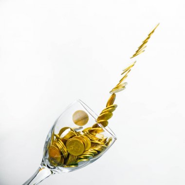 Altın sikke splash bir bardak şampanya duvar backgrou