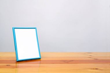 Kopya alanı ile ahşap masa mavi fotoğraf karesinde boş, resim 