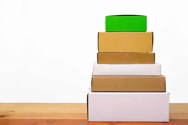 Grupp av kartong olika färg och storlek, högen av paketet — Stockfoto