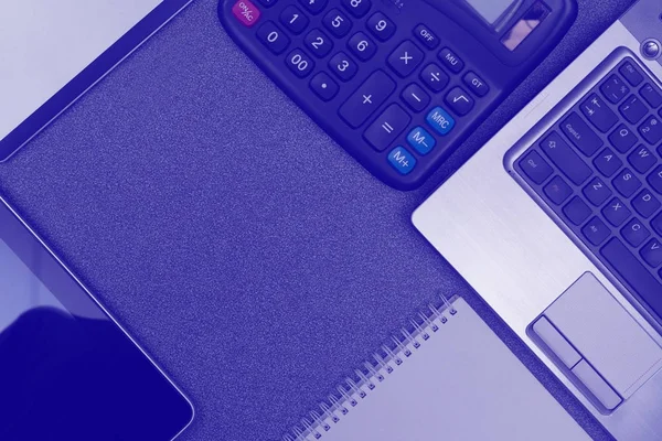 Laptopa lub notebooka i inne urządzenia, kalkulator i nie — Zdjęcie stockowe