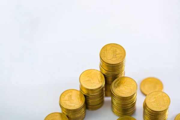 Columnas de monedas de oro, pilas de monedas sobre fondo blanco —  Fotos de Stock