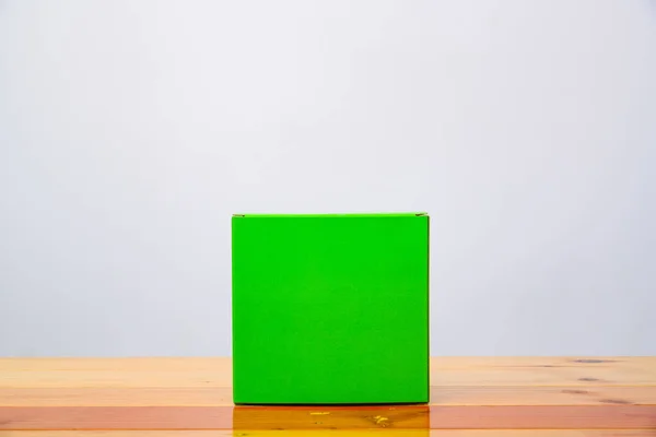 빈 패키지 녹색 골 판지 상자 모의 w 제품 항목에 대 한 — 스톡 사진