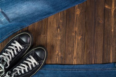 Kot pantolon ya da kot denim koleksiyonu ve siyah spor ayakkabı o yıpranmış