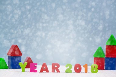 Yıl 2018 renkli ahşap metin Christm ile beyaz ahşap masa