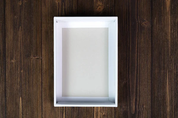 Пустой белый подарочный коробок или поднос для макета на темный деревянный стол с — стоковое фото