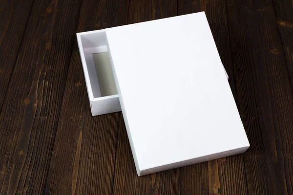 Пустой белый подарочный коробок или поднос для макета на темный деревянный стол с — стоковое фото