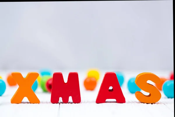 Weihnachten bunten Holztext auf weißem Holztisch mit Weihnachten de — Stockfoto