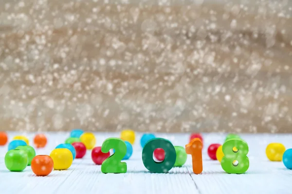 2018 colorful wooden text on white wooden desk with Christmas de — Stock Photo, Image