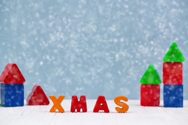 Weihnachten bunten Holztext auf weißem Holztisch mit Weihnachten de — Stockfoto