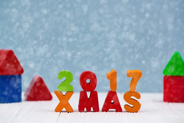 Xmas 2017 texto de madeira colorido na mesa de madeira branca com Christm — Fotografia de Stock