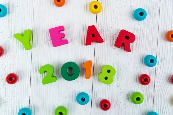 Año 2018 texto de madera colorido en escritorio de madera blanca con Christm —  Fotos de Stock