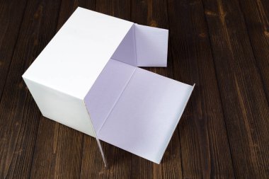 Boş beyaz hediye kutusu veya tepsi için sahte kadar koyu ahşap wi masa