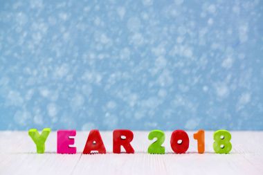 Yıl 2018 renkli ahşap metin Christm ile beyaz ahşap masa