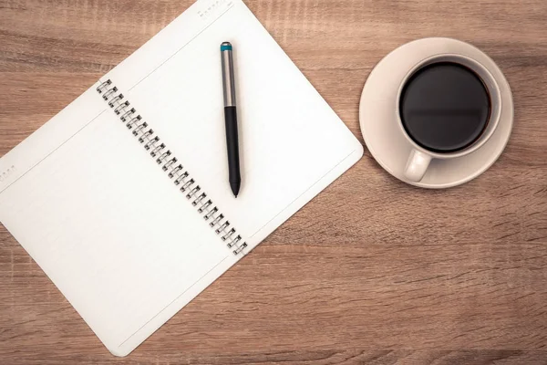 Een kopje koffie met de opmerking en pen op de werktafel met kopie spa — Stockfoto